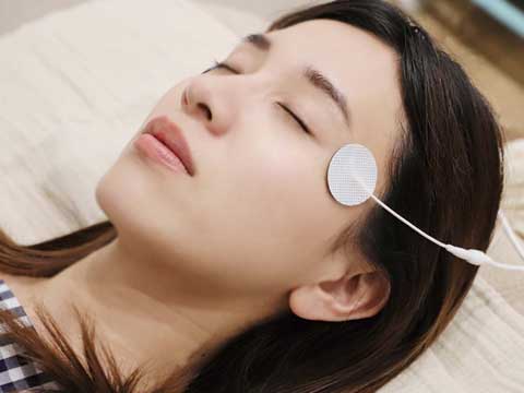 眼筋をほぐしている画像
