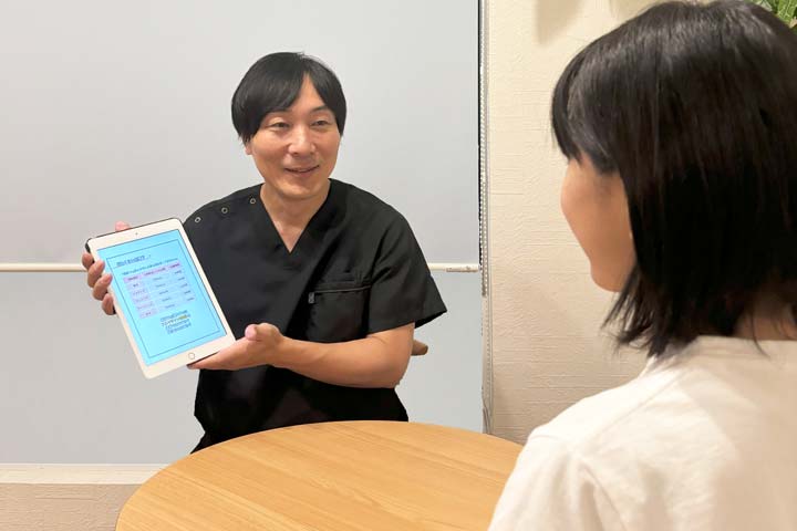 現在の体の状態と施術方針を説明する様子