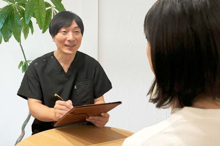 佐賀市の美容・神経整体ネルでカウンセリングを受ける女性