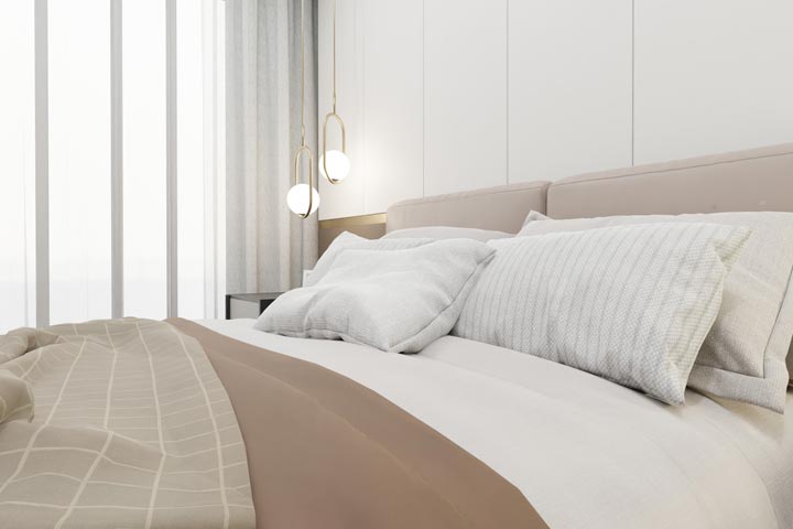 朝陽の入る寝室のベッド