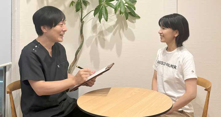 カウンセリングで丁寧に話を聞く代表 山田隆博