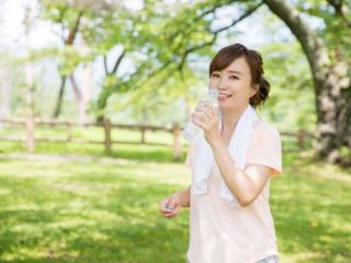 ウォーキング中に水分補給する女性